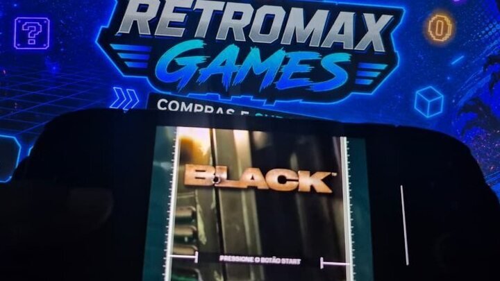 Jogo Black rodando em um console portátil com o RetroMax instalado